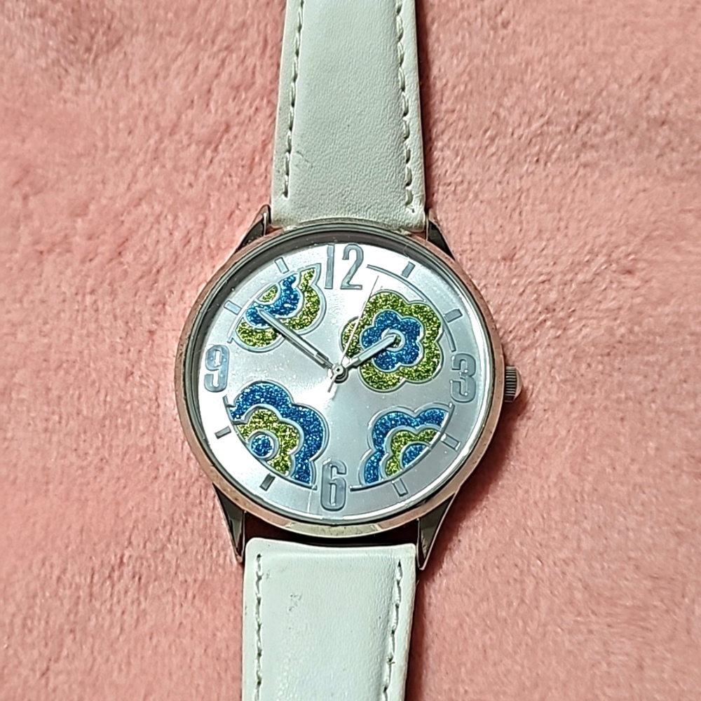 Rare VINTAGE Avon Flowered Fashion watch, Works Great